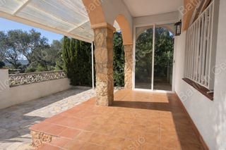 Casa  Carrer cirerers. Casa en una sola planta con gran jardín y posibilidad de ampliac