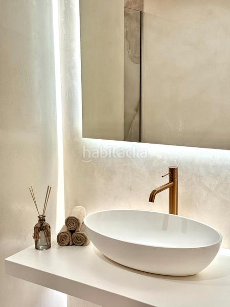 Foto 6ba2a461-ee1a-4a5f-8273-408ef71eb976. Piso experimenta el lujo con esta elegante vivienda en Lleida