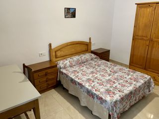 Rent Flat in Calle acera del darro 24. Estupendo piso de 3 dormitorios junto a acera del darro