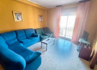 Rent Flat in Calle ancha de capuchinos 34. Piso de 5 dormitorios, un baño y un aseo junto a avenida de madr