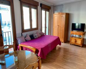 Location Studio à Calle milagro 5. Excelente estudio ático con wifi incluido junto a reyes católico