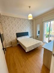 Miete Etagenwohnung en Santiago lozano 13. Excelente piso de 4 dormitorios, un bao, un aseo y terraza cerc