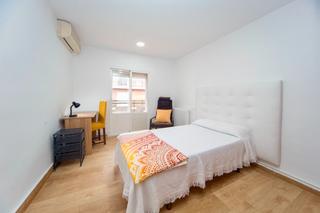 Appartement à Calle doctor fernando escobar 11. Excelente piso de 3 dormitorios y 2 baños en plaza de toros