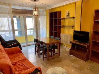 Rent Flat in Calle mirlo 3. Excelente piso de 4 dormitorios y 2 baños con balcón cubierto y