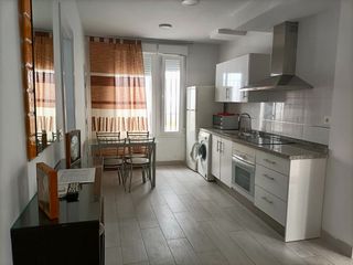 Miete Etagenwohnung in Calle elvira 117. Excelente bajo de 2 dormitorios con patio y wifi incluido junto