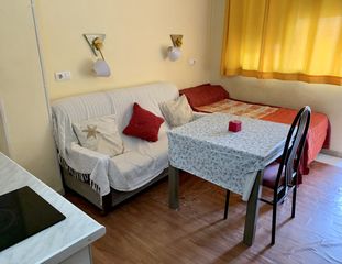 Location Studio à Avenida de madrid 19. Estupendo estudio con balcón/terraza y calefacción incluida en a