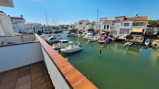 Reihenhaus  Carrer port rhodes. Magnifica casa adosada en canal con amarre