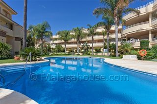 Piso en Hacienda Torrequebrada. Exclusiva vivienda en primera línea de playa con amplia terraza