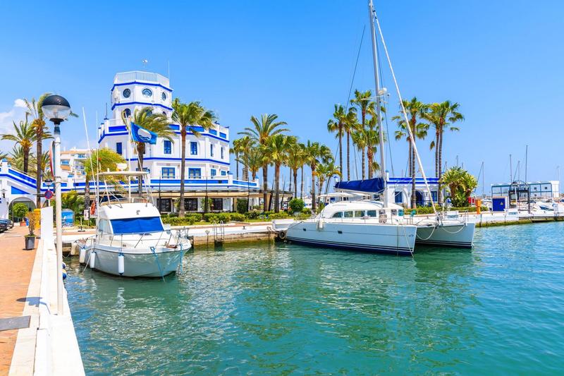 Foto 00e49500-00c3-4217-b831-15bb3bbe0a20. Planta baja en calle calle félix troyano bajo de 2 dormitorios con jardín privado nueva milla de oro en Estepona