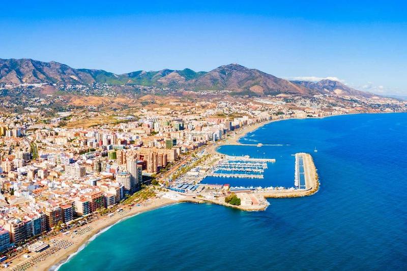 Foto 6f4cf1ad-ea99-4a74-88fd-f1a4ce25cbf2. Apartamento en calle arrieta de parque lagunas iii espacioso apartamento de 3 dormitorios y 3 baños con gran terraza y excelentes zonas comunes en Mijas