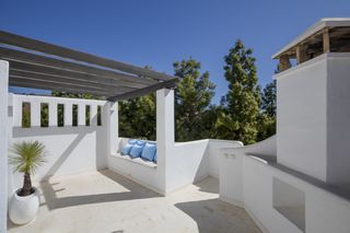 Chalet in Calahonda. Discover this exclusive, fully renovated townhouse, located in a