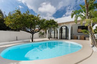 Chalet in El Pinillo. Brandnew luxury villa with private swimming pool.located in one