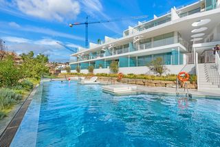 Apartamento en Las Gaviotas - Carvajal. Welcome to this stunning southfacing corner penthouse in the hig