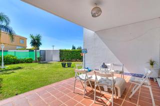 Casa aparellada en Calle cipreses  20. Chalet adosado en calahonda