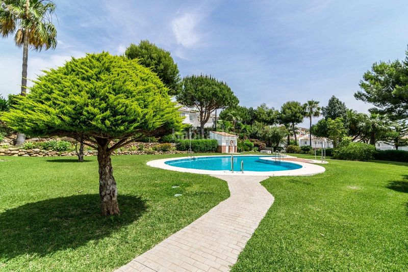 Foto 557915c7-3a0a-46b1-8a7a-86b4d871a00d. Casa adossada amb piscina a Calahonda Mijas