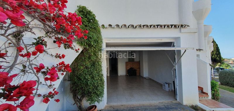 Foto c125170a-8f3d-4651-af57-b4b6b4e1f08d. Casa adossada amb piscina a Calahonda Mijas