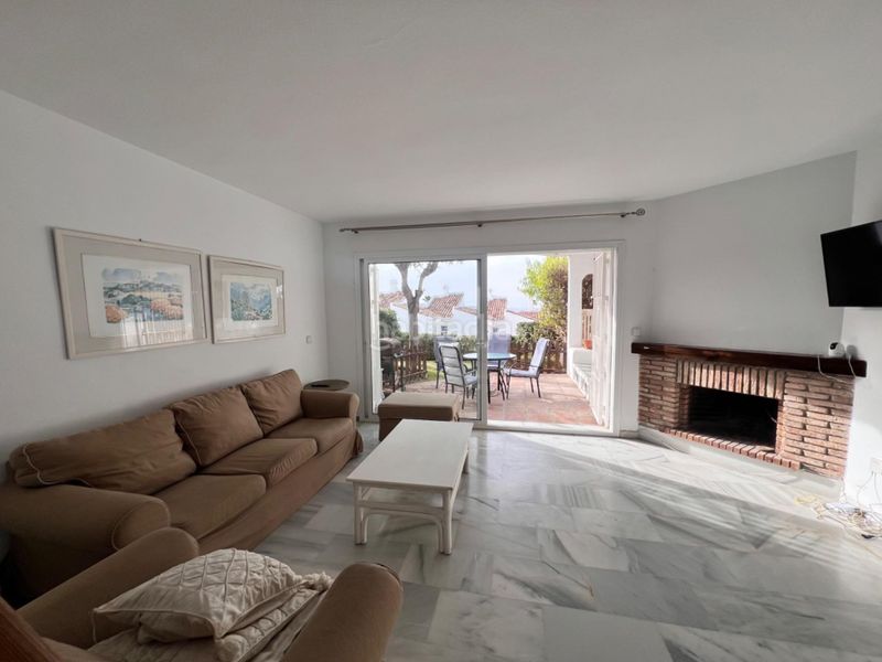 Foto fc0bcd01-e4c4-4862-a990-a95a74685d23. Casa adossada amb piscina a Calahonda Mijas