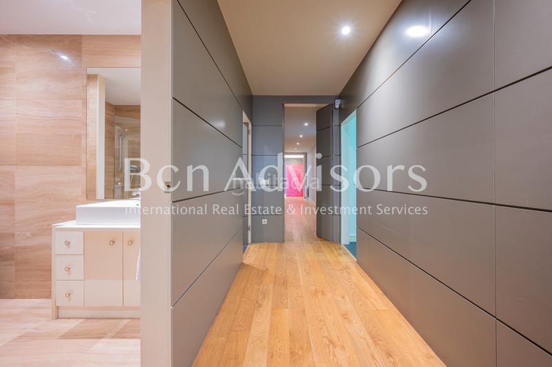 Foto 24657c22-f43d-4e14-8852-f5a461c38607. Piso exclusiva propiedad reformada en finca modernista en rambla catalunya en Barcelona