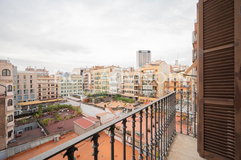 Foto 883ad879-59b4-4f3e-8a97-cf4bd4027f79. Piso exclusiva propiedad reformada en finca modernista en rambla catalunya en Barcelona