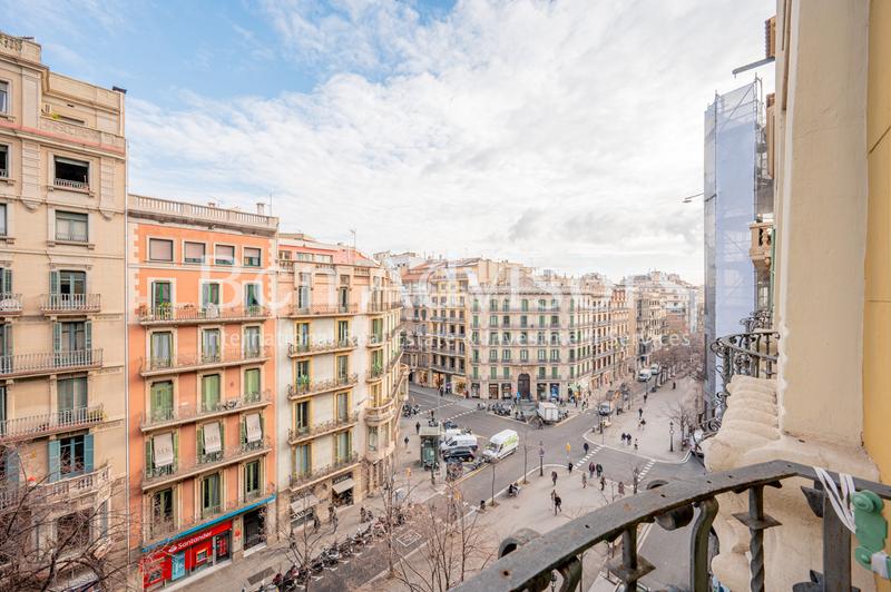 Foto b8debecf-cda2-4b26-b156-d3c7d388963b. Piso exclusiva propiedad reformada en finca modernista en rambla catalunya en Barcelona