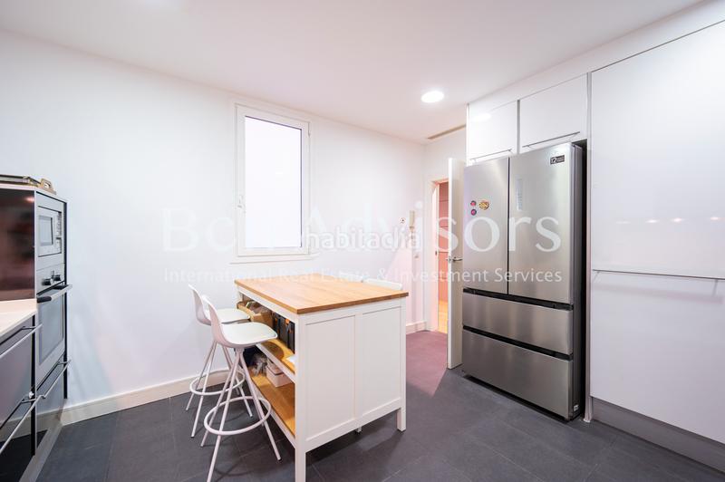 Foto e736d38b-7df3-4291-a628-130d01b8ffbc. Piso exclusiva propiedad reformada en finca modernista en rambla catalunya en Barcelona