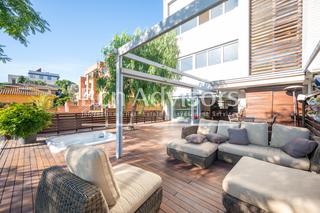 Chalet  Carrer de benedetti. Deslumbrante y moderna casa con jardín, terraza y garaje en la b