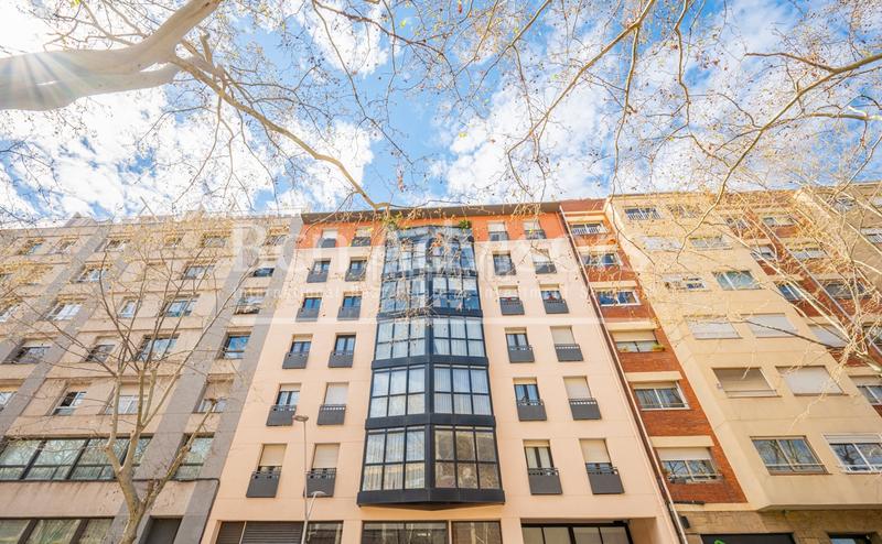 Foto b39843df-1124-4569-9572-b045efcf7477. Attico con riscaldamento parcheggio in Fort Pienc Barcelona