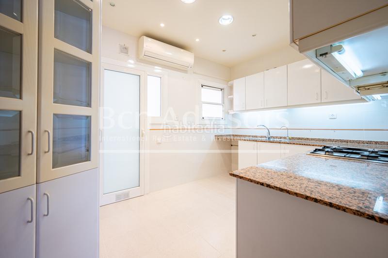 Foto f42eaf5e-508e-4ba9-9864-35b7bbc84671. Attico con riscaldamento parcheggio in Fort Pienc Barcelona