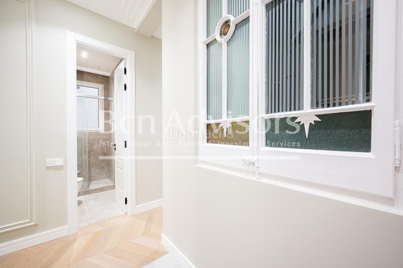 Foto 4c90bf76-23ff-4d90-acaa-bd46785f3e0b. Piso maravilloso piso reformado a estrenar en finca regia esquinera del eixample. en Barcelona