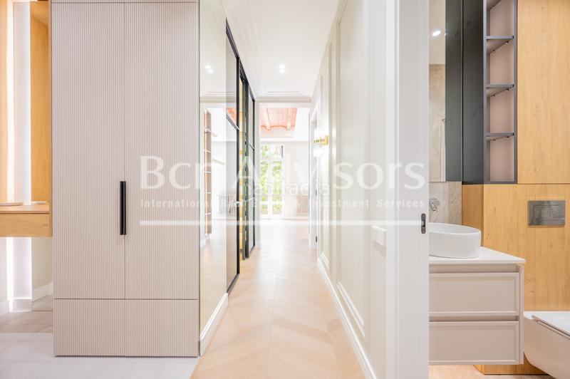 Foto ab2fe1de-856e-48d0-ad74-235c33b78986. Piso maravilloso piso reformado a estrenar en finca regia esquinera del eixample. en Barcelona