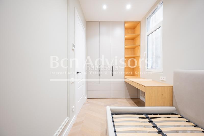Foto e4849688-f1bc-4d7e-bd99-0d69d50cfa70. Piso maravilloso piso reformado a estrenar en finca regia esquinera del eixample. en Barcelona