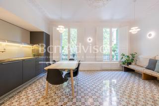 Pis  Carrer de muntaner. Magnfica vivienda reformada a estrenar con elementos originales