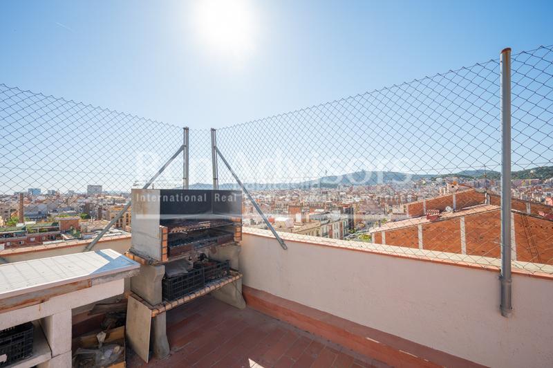 Foto 03016ee9-0124-4e9f-9278-25587ae7a038. Piso luminoso y tranquilo piso con terraza comunitaria junto al paseo sant joan. en Barcelona