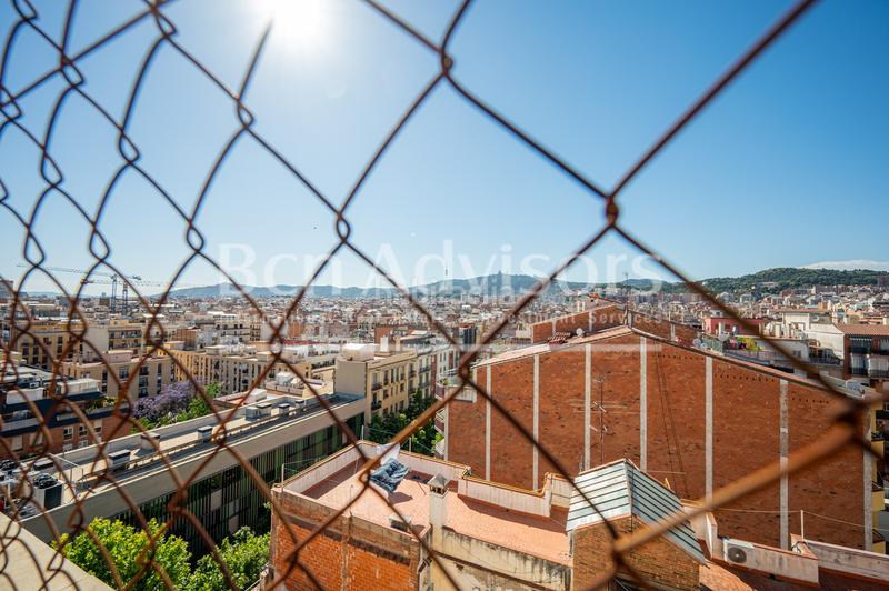 Foto 060811fa-2443-4095-9ec6-21ce899848ea. Piso luminoso y tranquilo piso con terraza comunitaria junto al paseo sant joan. en Barcelona