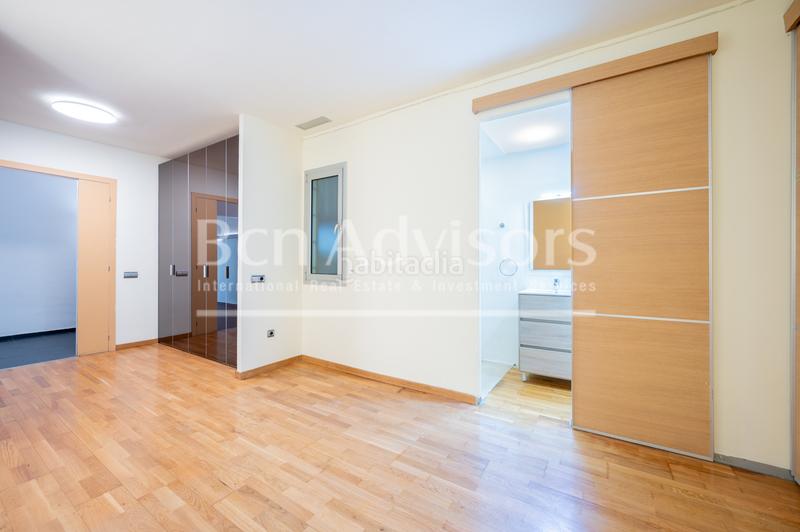 Foto 262e9683-0e21-4573-a684-96d040d97c86. Piso luminoso y tranquilo piso con terraza comunitaria junto al paseo sant joan. en Barcelona