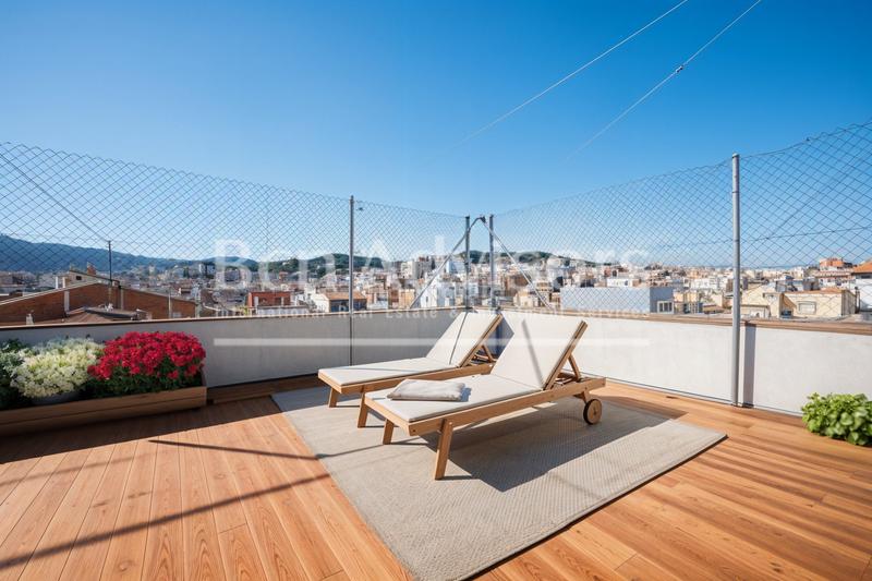 Foto 4fab4c63-1a0b-4058-92be-a66d975ac25f. Piso luminoso y tranquilo piso con terraza comunitaria junto al paseo sant joan. en Barcelona