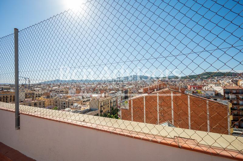 Foto 5b9b0aa8-cc77-4e57-9ebc-533ce9f8e90d. Piso luminoso y tranquilo piso con terraza comunitaria junto al paseo sant joan. en Barcelona