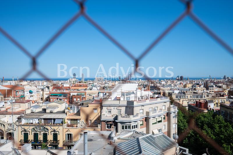 Foto 5bf87cdd-79ba-42f6-b9d2-47f9bef09a0f. Piso luminoso y tranquilo piso con terraza comunitaria junto al paseo sant joan. en Barcelona