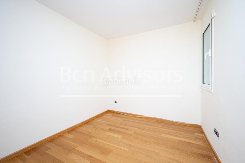 Foto 5dd9fbeb-ac58-42e4-b0b9-07a10e054b08. Piso luminoso y tranquilo piso con terraza comunitaria junto al paseo sant joan. en Barcelona