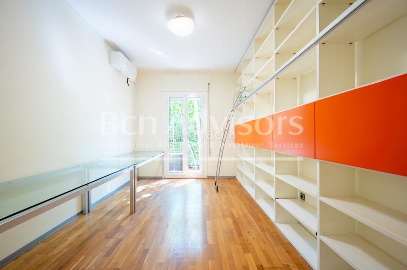 Foto 68986d92-68cd-4e25-9560-22a436e1395e. Piso luminoso y tranquilo piso con terraza comunitaria junto al paseo sant joan. en Barcelona