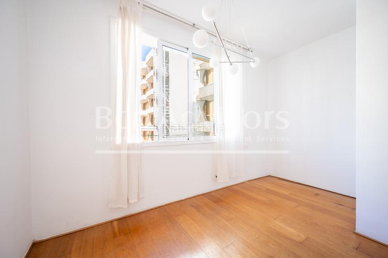 Foto 8334804b-c916-4780-b697-28965c5b7bf2. Piso luminoso y tranquilo piso con terraza comunitaria junto al paseo sant joan. en Barcelona