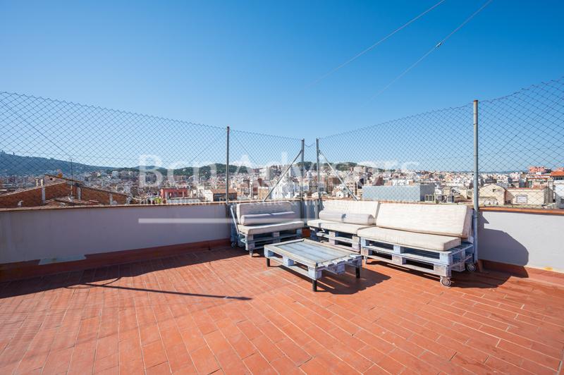 Foto b01a421c-2304-477f-bbd4-d80433d680a9. Piso luminoso y tranquilo piso con terraza comunitaria junto al paseo sant joan. en Barcelona