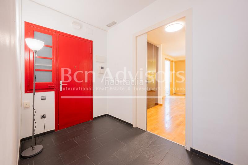 Foto b09a2079-f8ad-48e6-a1f3-409a5275478f. Piso luminoso y tranquilo piso con terraza comunitaria junto al paseo sant joan. en Barcelona