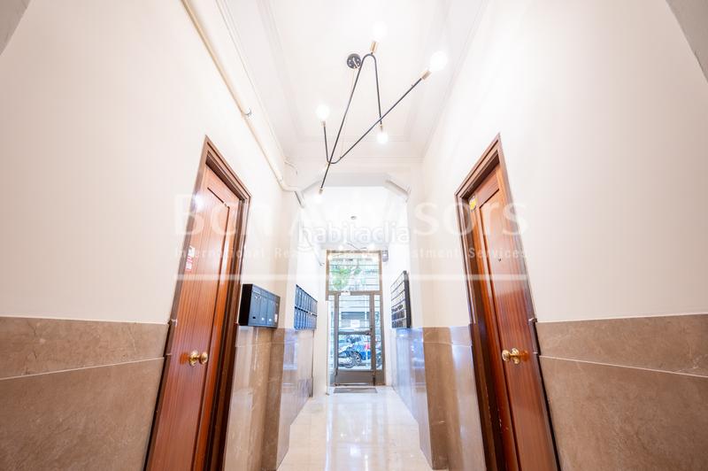 Foto d767cd3f-798e-48ac-9b7d-4617433a103e. Piso luminoso y tranquilo piso con terraza comunitaria junto al paseo sant joan. en Barcelona