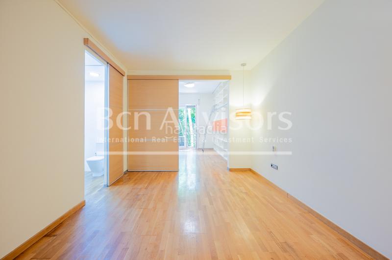 Foto e2387766-8074-4296-af8e-4fc928e0ead6. Piso luminoso y tranquilo piso con terraza comunitaria junto al paseo sant joan. en Barcelona