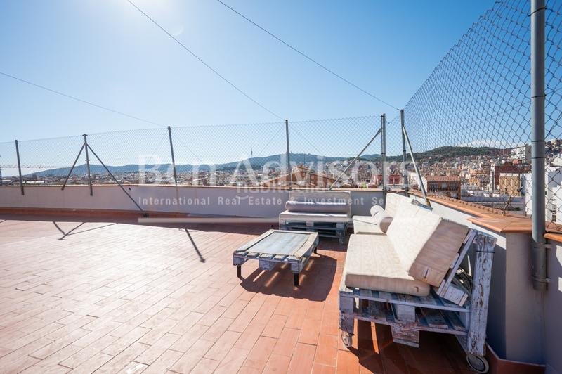 Foto f8b593ab-981a-4e07-b26f-608b3e2c0fae. Piso luminoso y tranquilo piso con terraza comunitaria junto al paseo sant joan. en Barcelona
