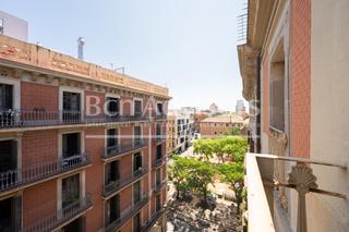 Pis a Raval. Interesante y luminoso piso en finca regia catalogada del centro
