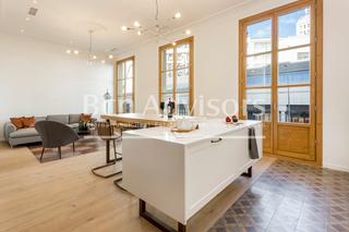 Flat  Carrer de pelai. Excelente piso modernista reformado con terraza cerca de plaza c