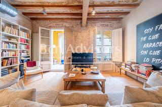 Piso  Carrer d'en xuclà. Fantástica vivienda con elementos originales y terraza en el cen