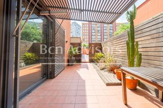 Piso  Carrer de cristóbal de moura. Formidable piso con terraza y zona comunitaria con jardín y pisc